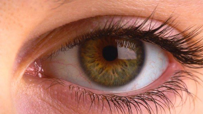 5 عادات يومية تهدد صحة العين.. أخطرها تسبب العمى!
