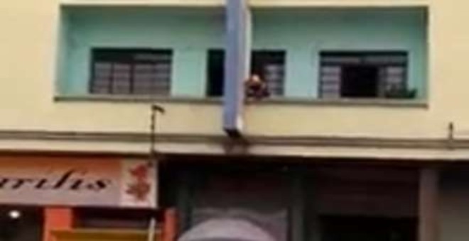 بالفيديو... إنقاذ رجل حاول الانتحار من أعلى بناية بطريقة مدهشة