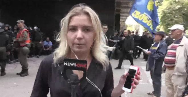بالفيديو... صحفية تتعرض للضرب في بث مباشر