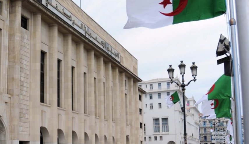 أزمة البرلمان الجزائري تتحول لفضيحة.. نواب يحتجون ضد الرئيس بالسلاسل
