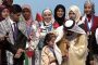 صورة لحاكم دبي وهو يمسح دموع الطفلة المغربية مريم تلفت الأنظار