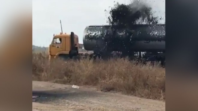 بالفيديو.. نافورة من النفط تتدفق بغزارة من شاحنة