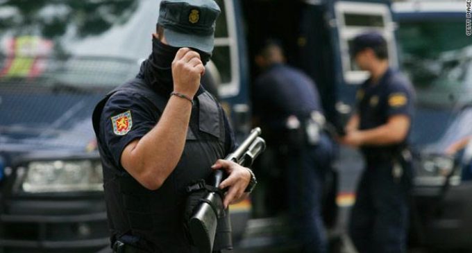 مدريد.. فرار مهاجرين جزائريين يخلف إصابة 11 شرطيا إسبانيا