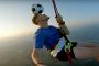 بالفيديو.. مغامران يمارسان كرة القدم في الهواء على ارتفاع آلاف الأمتار