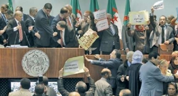 الجزائر.. غموض بالمشهد السياسي بسبب أزمة البرلمان