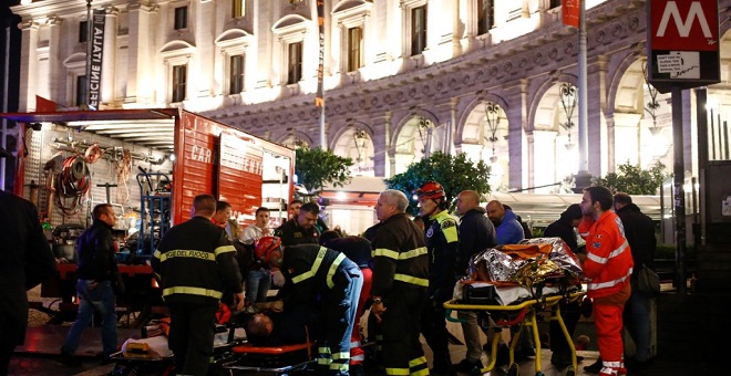 مشجعون روس يتعرضون لحادث انهيار سلم كهربائي في روما