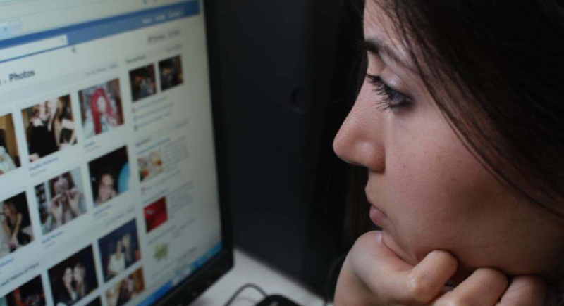 دراسة: علاقة مباشرة بين تدهور الصحة العقلية والفيسبوك