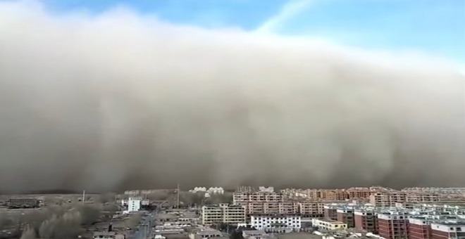 بالفيديو.. عاصفة رملية مروعة تضرب الصين