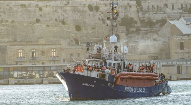 ليبيا تجبر مهاجرين كانوا معتصمين بسفينة على النزول بمصراتة