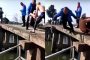 فيديو طريف.. حاول أن يساعد سباحا على القفز من جسر وهذا ما وقع له..