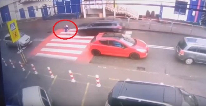 بالفيديو.. رد فعل غير متوقع من فتاة صدمتها سيارة مسرعة