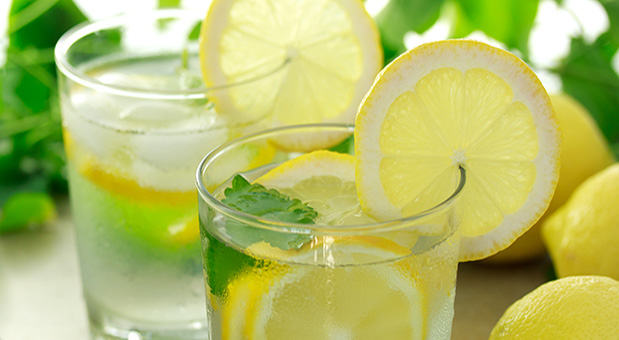 لا للشاي والقهوة.. 4 فوائد لشرب الماء مع الليمون صباحا