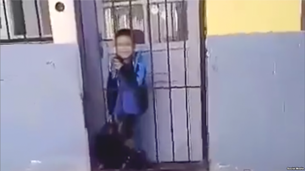 فيديو يهز الجزائر.. معلمة تحتجز طفلاً مصاباً بالتوحد بطريقة بشعة