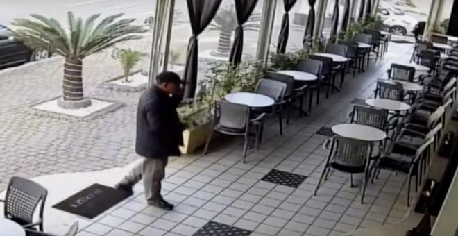 بالفيديو.. لص يسرق هاتفا محمولا من صاحبه داخل مقهى
