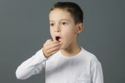 إليك 3 وصفات لتجنب رائحة فم طفلك الكريهة