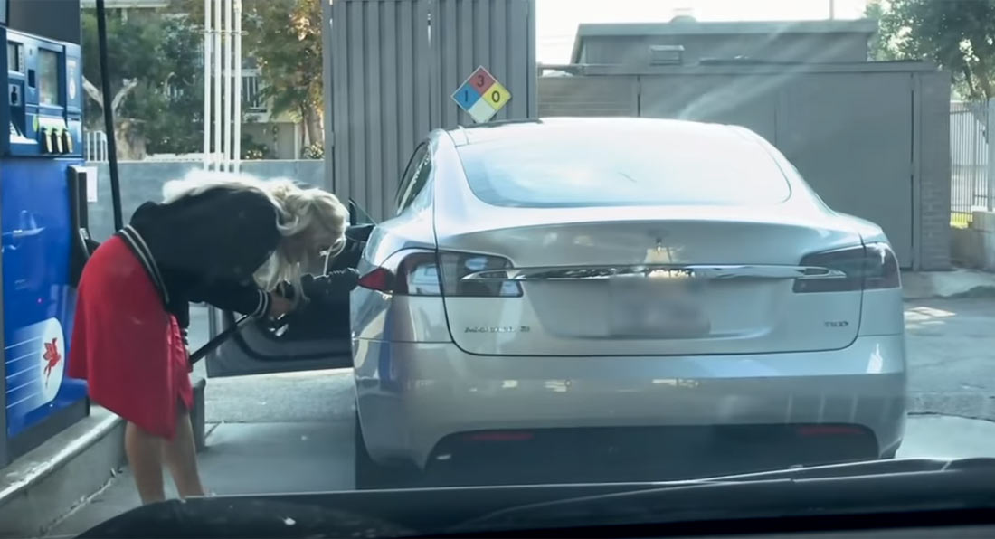 فيديو طريف.. فتاة تحاول جاهدة ملء سيارة كهربائية بالوقود !