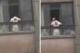 فيديو طريف.. رجل يستغل تساقط الأمطار ليغسل شعره من نافذته !