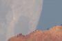 بالفيديو... القمر يقترب من الأرض عند قمة بركان