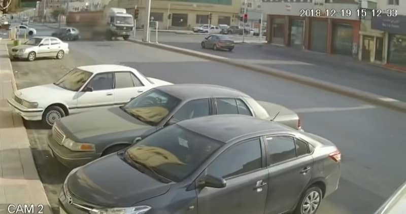 بالفيديو.. عدم احترام إشارة المرور يتسبب في حادث موروع بين سيارة وشاحنة!