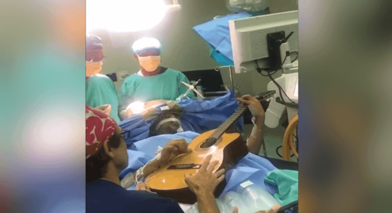 موسيقي يعزف الغيتار أثناء خضوعه لجراحة بالمخ!