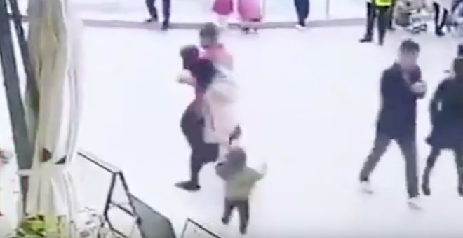 بالفيديو... رجل يحاول خطف طفلة من والديها
