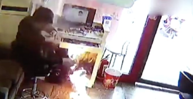 بالفيديو.. لحظة انفجار هاتف في وجه رجل أثناء إصلاحه