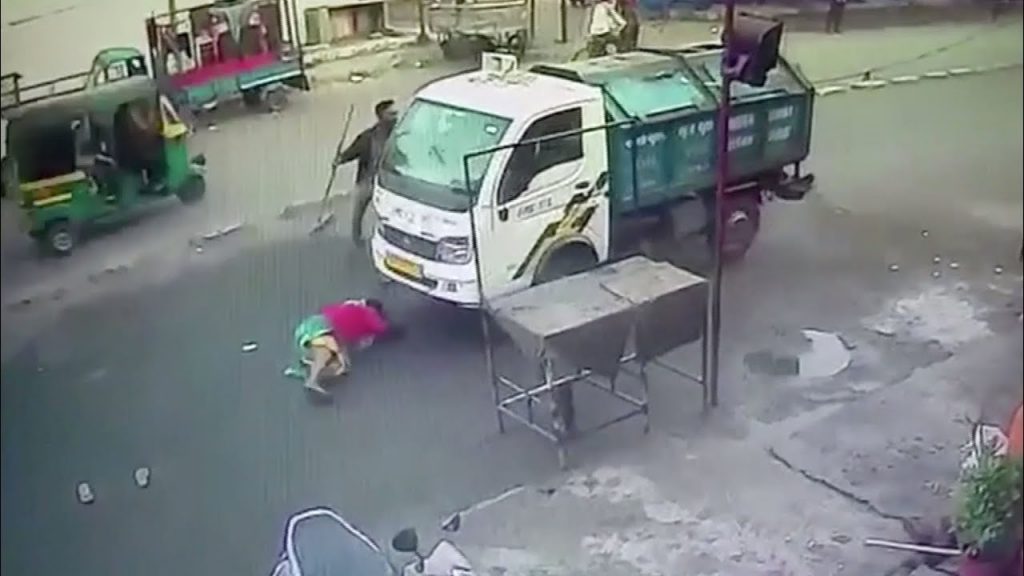 بالفيديو... امرأة تنجو من الدهس تحت شاحنة بسرعة البديهة