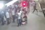 بالفيديو.. لقطات مروعة لرجل يقفز أمام قطار قادم لمطاردة لص