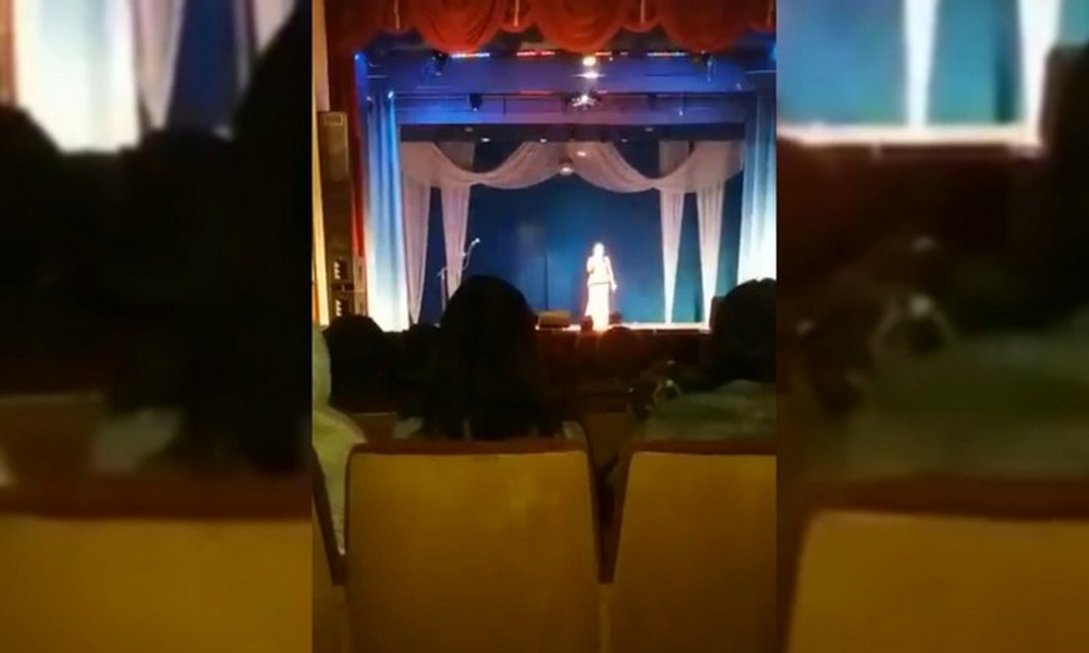 بالفيديو... وفاة مغنية بشكل صادم على خشبة المسرح