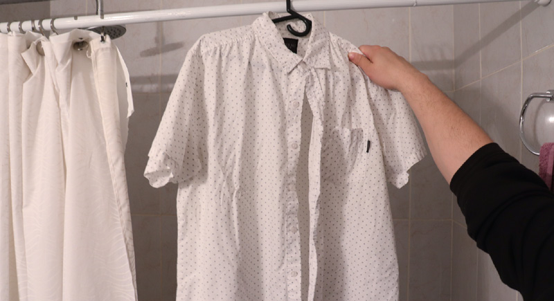 10 وسائل فعّالة لإزالة تجاعيد الملابس دون مكواة