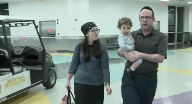 عائلة يهودية أمريكية تمنع من ركوب الطائرة بسبب رائحتها!