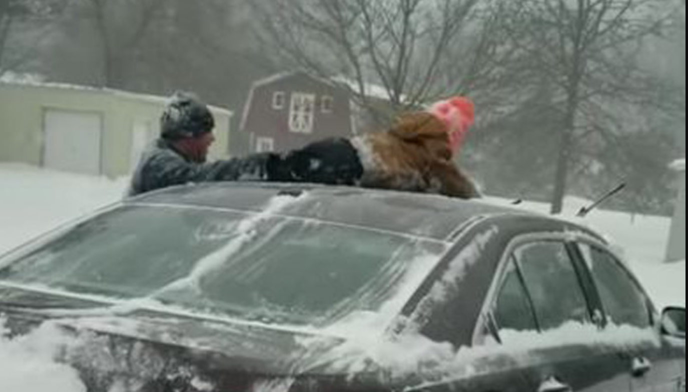 بالفيديو... أمريكي يمسح سيارته بابنه في البرد القارس