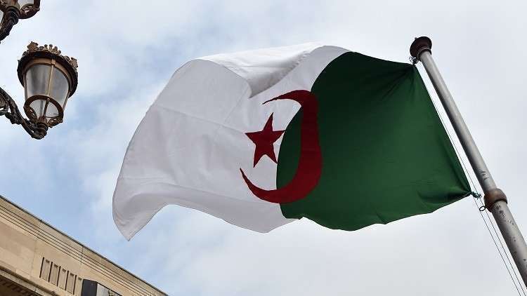 وسط سباق الانتخابات.. النظام الجزائري يتلقى صفعات داخلية قوية