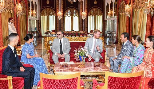 الملك محمد السادس يقيم حفل شاي على شرف الأمير هاري وعقيلته
