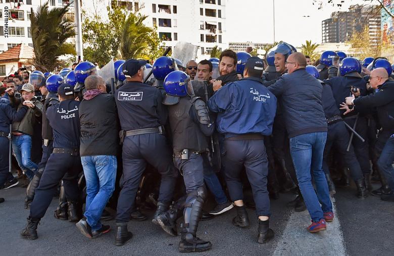 محامون جزائريون يحتجون ضد وزير العدل بسبب بوتفليقة