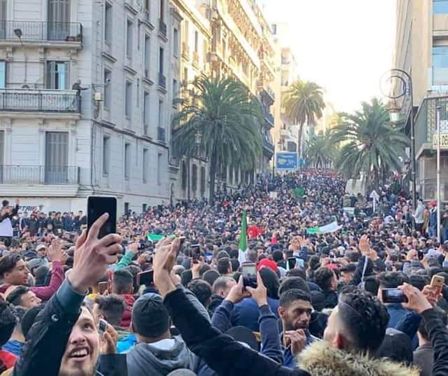 الاحتجاجات ضد الولاية الخامسة تتواصل بالجزائر وتنهك الأمن