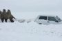 بالفيديو... جمل يسحب سيارة احتجزتها الثلوج
