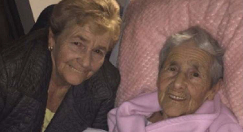 لأول مرة في حياتها.. امرأة تعثر على والدتها بعد 73 عاما!