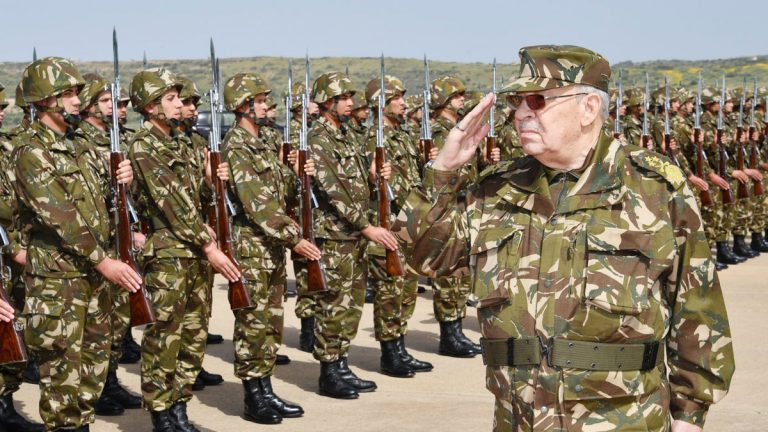 خلال اجتماع طارئ.. الجيش الجزائري يدعو بوتفليقة إلى التنحي فوراً