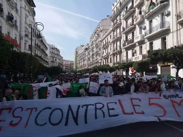 طلبة الجزائر يصفعون النظام بمسيرة ضخمة بشعار ''ترحلو يعني ترحلو''