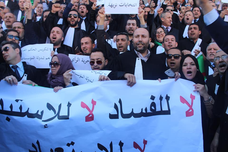 الجزائر.. المحامون يعودون للاحتجاج بقوة ضد ترشح بوتفليقة
