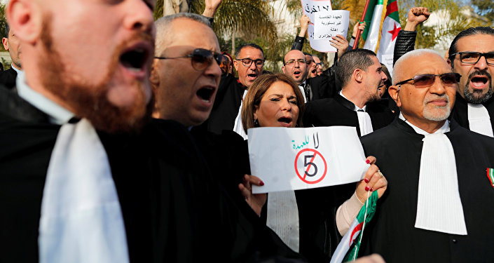 احتجاجًا على ترشح بوتفليقة.. محامو الجزائر يخرجون للشارع وينددون بقوة | مشاهد 24