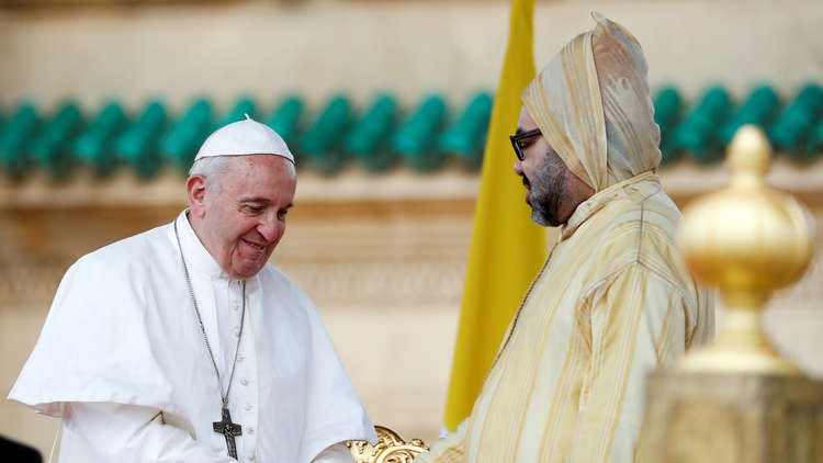 ضمن زيارة لفتت أنظار العالم.. البابا فرانسيس يلتقي قساوسة بالرباط