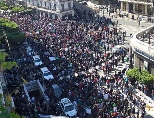 بالصور.. مليونية رفض الولاية الخامسة تقوي حراك الجزائر وتحرج النظام