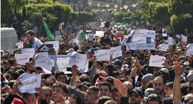 الجزائر.. جرحى واعتقالات واسعة إثر مظاهرات ضد ترشح بوتفليقة
