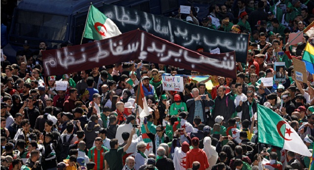 الجزائر: دعوات جديدة لتنحي بوتفليقية وعدم تدخل الجيش
