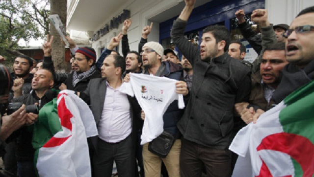 الجزائر.. إبداع وسخرية في شعارات المتظاهرين ضد بوتفليقة