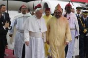 الملك خلال استقبال البابا: الديانات السماوية الثلاثة وجدت لمواجهة التطرف