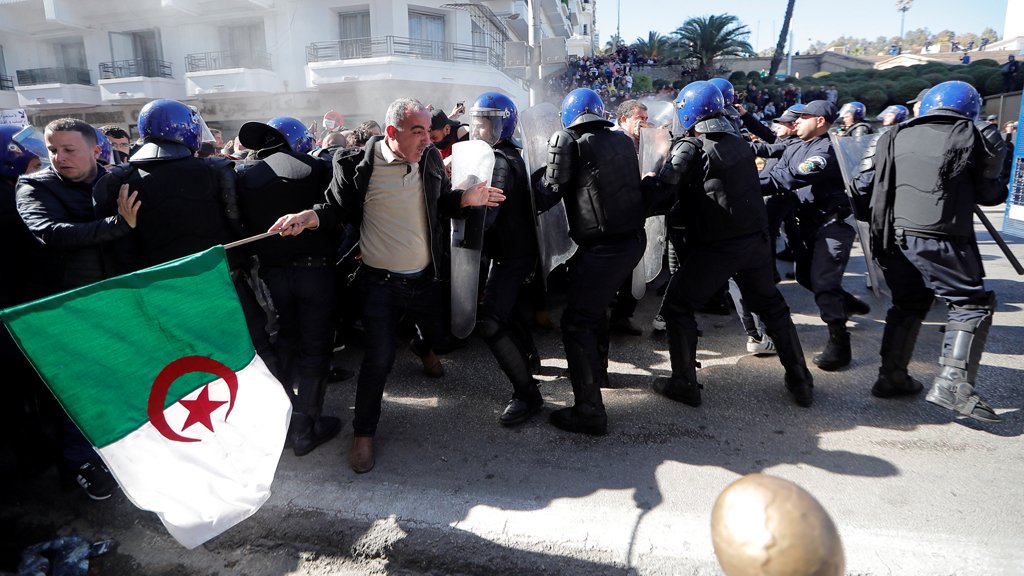 وسط الحراك.. فيديوهات تورط الأمن الجزائري في إصابة وإزهاق أرواح متظاهرين