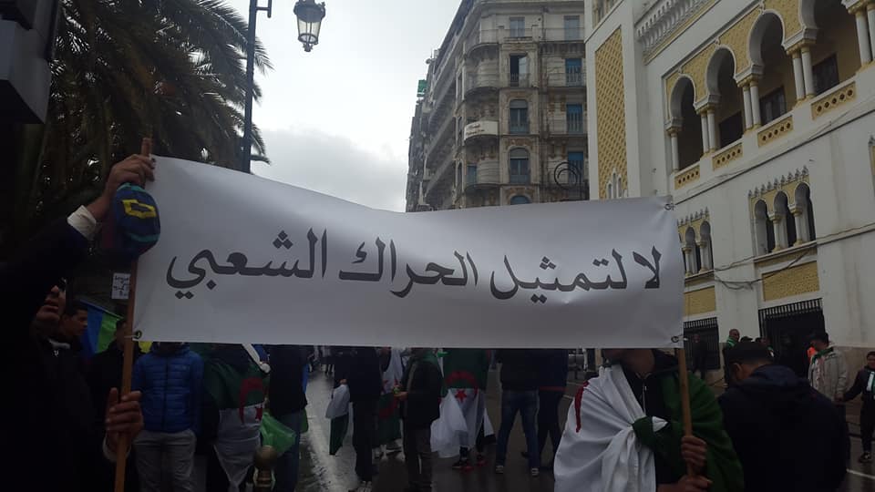 بالصور.. محاكمة لمعسكر بوتفليقة بشوارع الجزائر على جرائم الفساد والاستبداد
